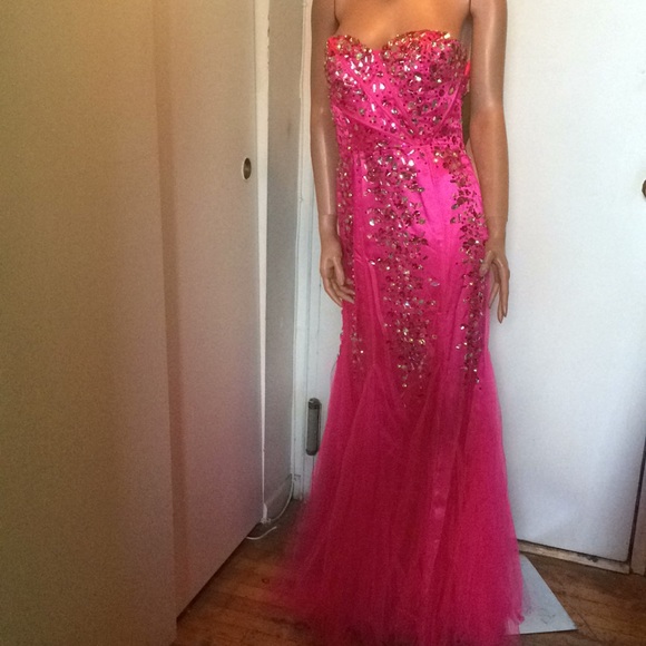 Daniella Couture Dresses & Skirts - Daniella Couture size 6 pink beaded/sequined gown New With Tags